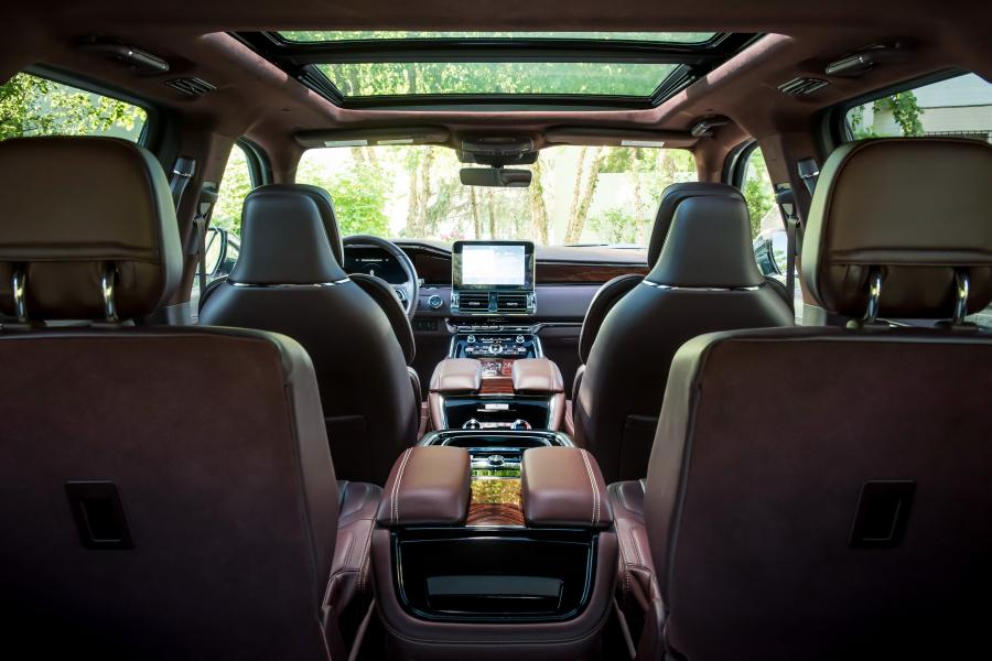 Интерьер Lincoln Navigator L Black Label 2017 года  (фото 18 из 27)